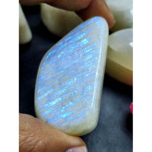 Lot de 8 pierres de lune en forme libre avec éclat bleu : Une danse d'élégance céleste. Pierre précieuse pour la lithothérapie. Offrez une pierre précieuse. - Product Image 2