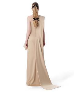Robe de soirée longue plissée de luxe STREAM, couleur champagne sable, en soie brillante, de la marque locale vietnamienne. - Product Image 2