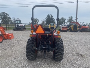 Potente motor diésel Kubota de 33 HP con sistema de tracción en las cuatro ruedas para una fuerte tracción. - Product Image 5