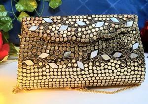 Pochette en mosaïque de nacre blanche fabriquée à la main avec chaîne en or sac à main élégant de créateur pour les fêtes de mariage - Product Image 3