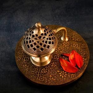 Loban Daan de latón de excelente calidad con tallas intrincadas para purificar espacios y uso ritual diario disponible al mejor precio - Product Image 2
