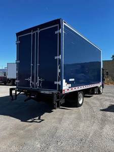 Compra en Subasta de Camión Refrigerado Isuzu NQR 2019 de 18 pies - 215HP, Automático de 6 Velocidades, con Puerta Trasera Elevadora, Camión Usado en Venta a Nivel Mundial - Product Image 3