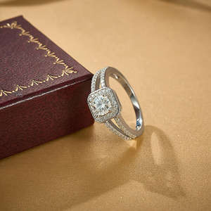 Anillo de Compromiso de Plata de Ley 925 con Diseño de Halo y Moissanita VVS de 0.50 Quilates, Corte Brillante Redondo y Cuadrado, con Base Dividida - Product Image 6