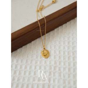 Collana con Ciondolo Luna e Stella Placcata in Oro 18K, Gioiello Celestiale in Platino, Regalo per Mamma con Design a Raggi di Stella - Product Image 1