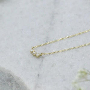 Colgante de oro apilable de tres diamantes minimalista para niñas y mujeres hermoso collar de racimo de diamantes cultivados en laboratorio a la venta - Product Image 1