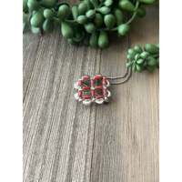 Pendentif artisanal Zuni en argent sterling avec croix et grappe de corail rouge