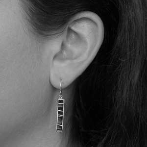 ต่างหูเงินแท้ 925 รูปทรงแท่งยาว ชุบทอง ดีไซน์แบบห้อยระย้า ลวดลายแบบมีเท็กซ์เจอร์ งานแฮนด์เมด เหมาะสำหรับงานปาร์ตี้หรือเป็นของขวัญ - Product Image 2