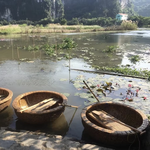 Mini Bote de Bambú Hecho a Mano para Decoración del Hogar y la Oficina, Artesanía Decorativa Tradicional de Vietnam - Product Image 1