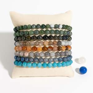 Meilleur bracelet en macramé Gardenia fait à la main en gris avec des perles colorées bijoux en cordon réglable de haute qualité pour les femmes Look quotidien - Product Image 3