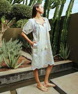 Gloucester ชุดเดรสเหนือเข่าผ้าคอตตอนเนื้อนุ่มแต่งขอบด้วยผ้าลูกไม้สีทองที่ได้ลายดอกเดซี่ตัดกัน - Product Image 1