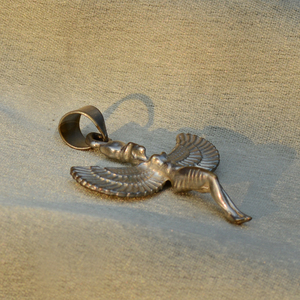 Colgante Isis Diosa Alada, Collar Egipcio de Latón para Mujer, Diseño de Mitología en Plata Oxidada, Venta al por Mayor - Product Image 5