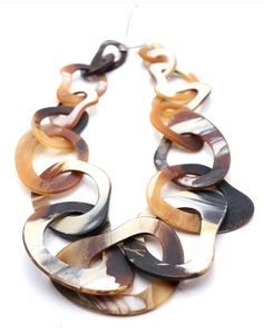 Collier pendentif en corne de buffle pour femmes, corne de couleur naturelle, collier ras du cou en forme de croissant, bijoux d'Inde - Product Image 5