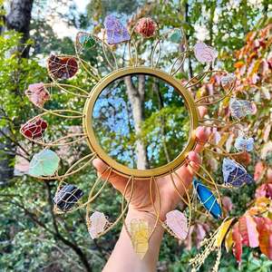 Miroir mural en métal fait à la main de haute qualité avec motif de fleurs Miroirs de bain New Look Fabriqué en Inde Prix raisonnable - Product Image 2