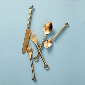 Ensemble de couverts de luxe durables et écologiques en acier inoxydable doré poignée d'emballage en rotin de 5 pièces design moderne pour hôtel - Product Image 3