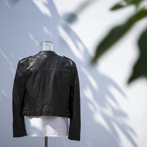 Chaqueta de motorista de cuero negro bordada con diseño de alta calidad para hombres y mujeres hecha a mano por el fabricante - Product Image 2