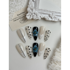 Ongles à presser Parisian Pearl Petals, décoration élégante pour ongles avec perles - Product Image 1