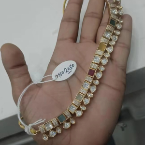 Collier Kundan en perles vertes royales avec perles et boucles d'oreilles Bijoux de fête de mariée multicouches pour grandes occasions et cadeaux - Product Image 2