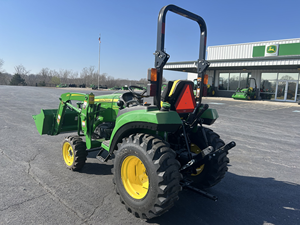 Tracteur utilitaire compact JD John Deere 2032R 31HP 4x4, transmission hydrostatique, chargeur frontal, pelle arrière, tondeuse, prêt à l'emploi, diesel - Product Image 2
