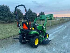 Tractor de Ruedas John Deere de 25 HP con Cargador Frontal, Color Verde y Amarillo - Product Image 3