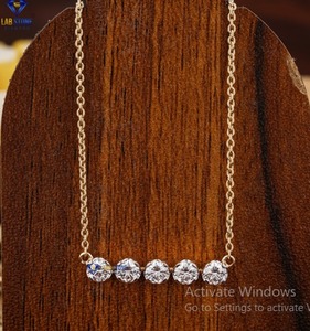 0.954 TDW Pendentif rond en diamant taillé en brillant avec chaîne Bijoux en pierre de laboratoire en or jaune 18 carats - Product Image 1