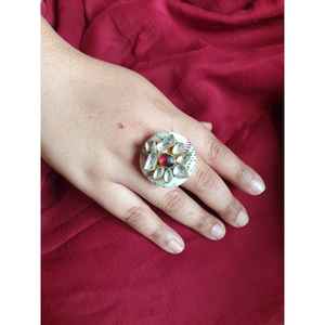 Bague de déclaration florale exquise Pierre précieuse rouge Bijoux artisanaux uniques pour les femmes Parfait pour les occasions spéciales et un usage quotidien - Product Image 1