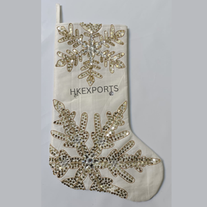 Calcetín de Navidad hecho a mano con cuentas rojas y doradas, decoración navideña elegante y adorno festivo - Product Image 5
