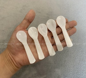 Cuillère luxueuse en nacre blanche, COUTEAU en nacre Taille 12cm Parfait pour servir du caviar de qualité supérieure gravé avec logo personnalisé - Product Image 3