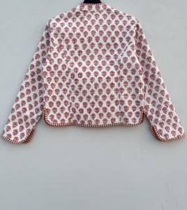 Manteau d'hiver court réversible matelassé fait à la main pour femmes veste en coton Kantha avec imprimé floral et broderie technique tricotée - Product Image 2