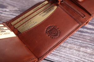 2025 Vintage Style personnalisé Premium qualité à la main portefeuille à deux volets nom personnalisé en cuir bouton fermeture hommes portefeuilles Portable - Product Image 4