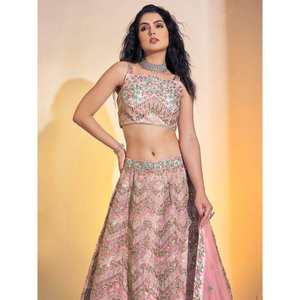 ชุดเลเฮนกาโชลีผ้าเน็ตเนื้อนุ่มปักลายสีชมพูอ่อนสวยงาม พร้อมผ้าคลุมไหล่สำหรับงานแต่งงาน - Product Image 4