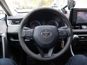 Toyota RAV4 LE AWD SUV 2020 con Asientos de Cuero, Techo Corredizo, Faros LED, Pantalla Táctil, Cámara Trasera 360, en Venta - Product Image 6