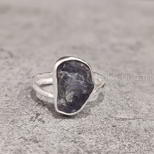 Anillo de plata de ley 925 martillado con piedra natural de tanzanita ajustable para mujer, joyería de piedra en bruto, piedra de nacimiento de diciembre - Product Image 1