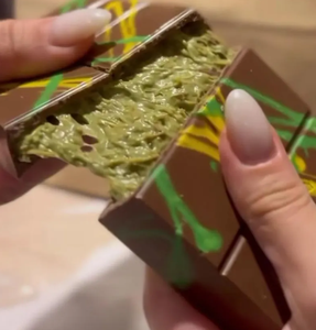 Barre de chocolat au pistache Kunafa, barre de chocolat au lait, chocolat au pistache, premium, chocolat à la crème de pistache, chocolat artisanal - Product Image 1