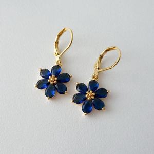 Pendientes de Plata de Ley Chapados en Oro con Zafiro Azul Natural que Cambia de Color, Corte Pera, Diseño de Flor, Estilo Vintage Victoriano, Regalo para Ella - Product Image 4
