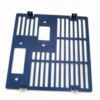 Grille de ventilation en acier découpée au laser, sur mesure, en tôle métallique thermolaquée bleue, avec fentes de ventilation