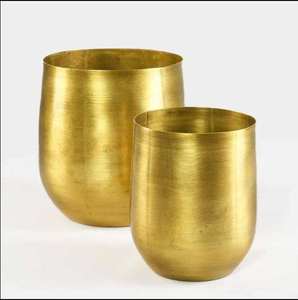Elegante florero de metal con cuerpo pulido y apertura estrecha, perfecto para decoración contemporánea y un estilo interior elegante. - Product Image 4