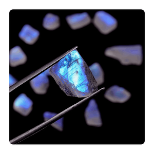 Piedra lunar arcoíris azul llamativa natural Lote en bruto Piedras preciosas sueltas Cristales crudos para la fabricación de joyas Tamaño 8x12 a 15x18mm - Product Image 4