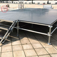 Plateforme de scène en treillis d'acier Layher avec une capacité de charge de 750 kg et une conception modulaire pour les événements