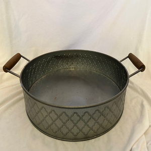 Élégant plateau de service en métal galvanisé noir avec poignées dorées de forme ronde, parfait pour les fournitures de maison et de restaurant - Product Image 1