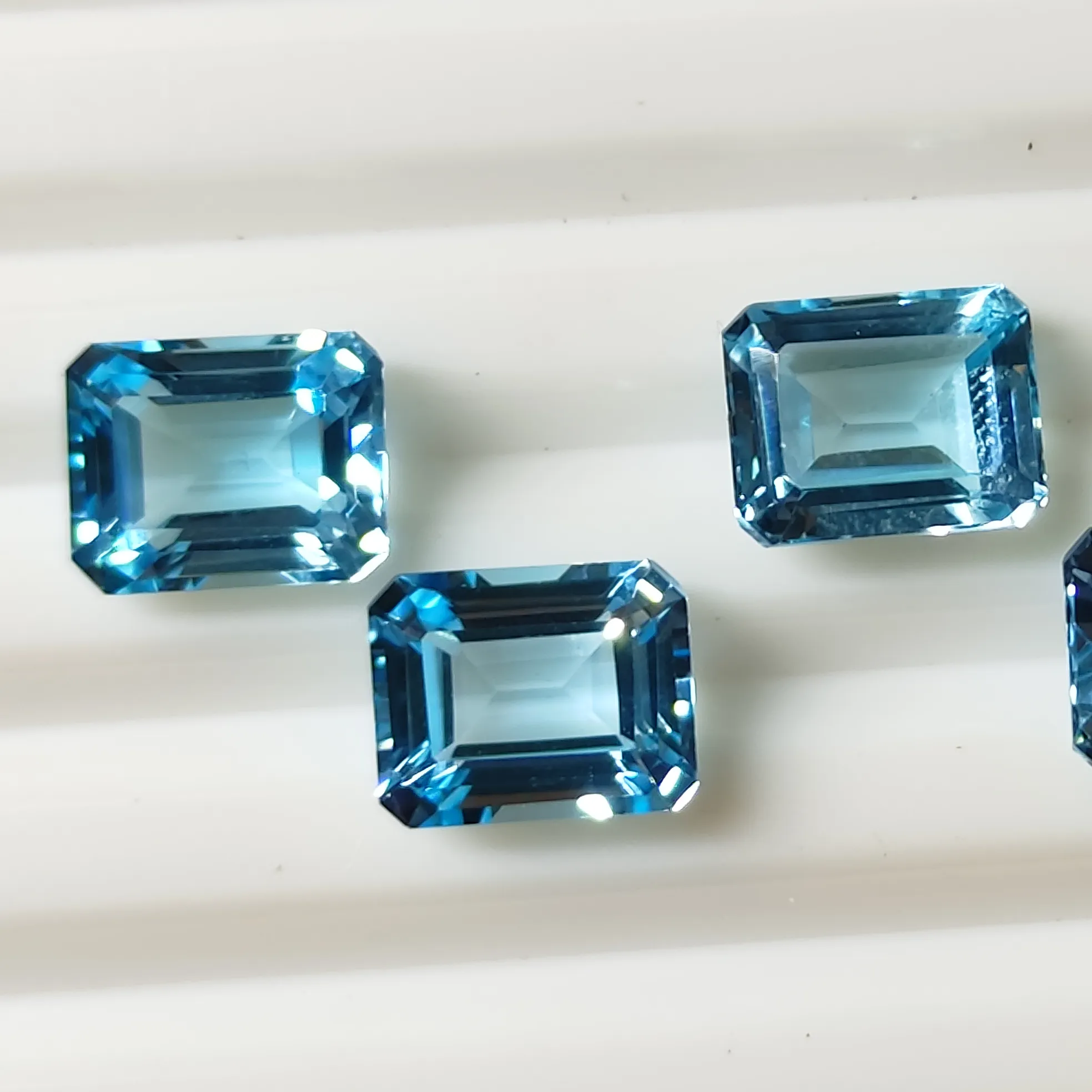 Giá bán buôn Sky Blue Topaz tự nhiên 6x8 mét Emerald Cắt mặt Topaz đá quý ở mức giá tốt từ Ấn Độ tùy chỉnh nhà sản xuất
