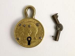 Serrure classique en fer et ensemble de clés conçu à la mode antique pour une utilisation sécurisée et décorative sur les meubles en bois vintage - Product Image 4