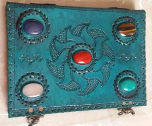 Fabriqués sur mesure dans différents modèles, revues en cuir avec des pierres utilisant des motifs complexes fabriqués à l'aide de papiers faits à la main en coton - Product Image 4