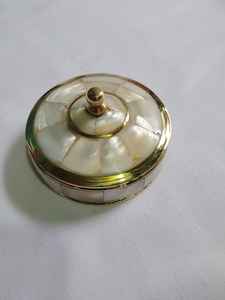 Mode Mosaïque Conception Ronde En Laiton Kumkum Boîte Nacre Incrustation pour Femme Sindoor & Stockage De Bijoux - Product Image 1