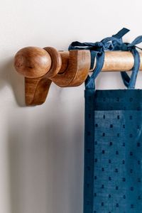 Support de rideau en bois de charme rustique avec détail en bois sculpté à la main, idéal pour les rideaux de chambre et les supports de fenêtre élégants - Product Image 5