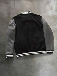 Premium invierno acolchado clásico Varsity chaqueta Unisex negro 100% algodón Cuerpo gris mangas rayas costilla puños bajo MOQ personalizado - Product Image 3