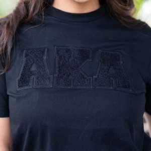 Camiseta griega XAKA negra para mujer, Camiseta clásica con cuello redondo y letras de parche de chenilla en negrita, camiseta gráfica informal inspirada en la Hermandad - Product Image 3