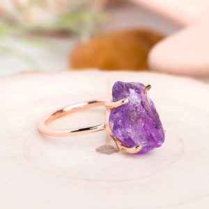 Bague en argent plaqué or rose fabriquée à la main avec cristal d'améthyste brute naturelle bijoux uniques en pierres précieuses faits à la main - Product Image 3