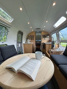 Casa Pequeña sobre Ruedas, Independiente de la Red |   Autocaravana Airstream Vintage de 30' Totalmente Renovada |   ENVÍO GRATUITO A TODOS - Product Image 3