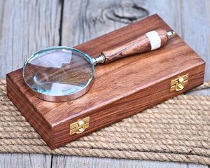 Lupa Moderna con Mango de Madera y Acabado Antiguo - Regalo para Hombre, Accesorio de Escritorio para Proteger la Vista - Product Image 1