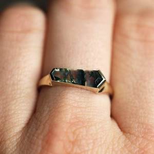 Anillo sencillo de ágata musgosa para mujeres y niñas, joyería de declaración única con piedras preciosas de corte princesa blancas naturales tratadas térmicamente - Product Image 1